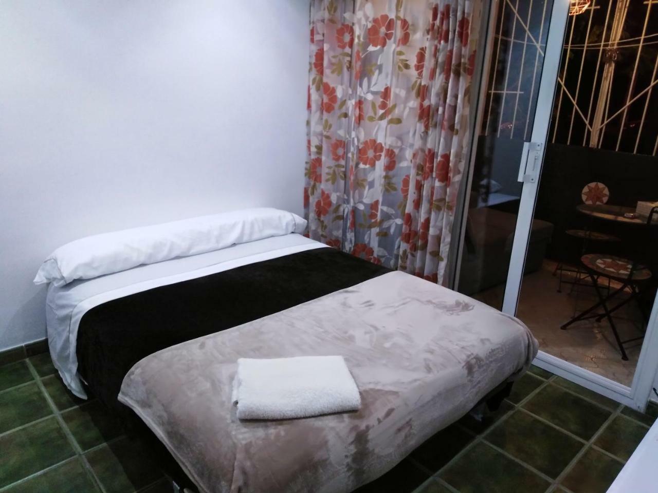 Private Rooms - Airport Sant Boi de Llobregat Esterno foto